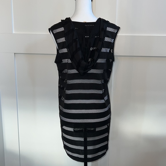 Bathing suit coverup - Picture 3 of 4